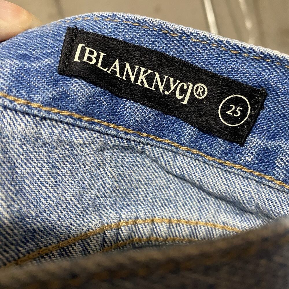 BlankNYC Distressed Denim Shorts in HOLLYWEIRD Fringe Button Fly Size 26 NWT - Picture 6 of 8